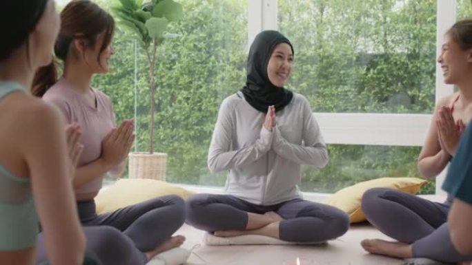穆斯林瑜伽教练教练享受静修课程穿运动头巾。