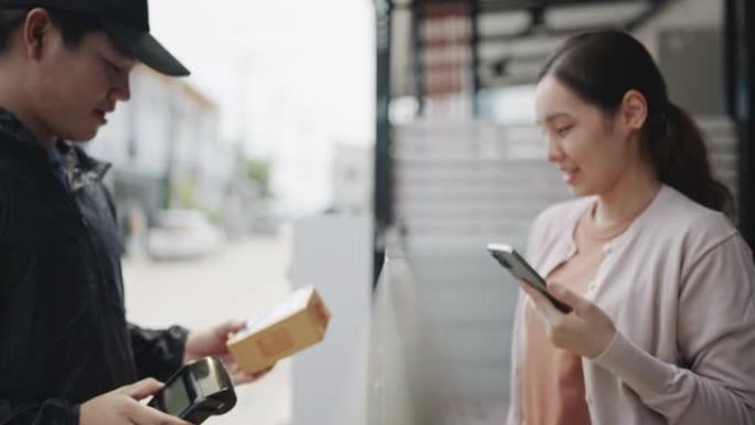 女人用智能手机付款，点击付款，电子钱包