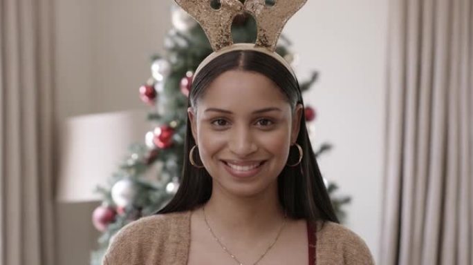 4k视频片段，一名年轻女子在家中庆祝圣诞节