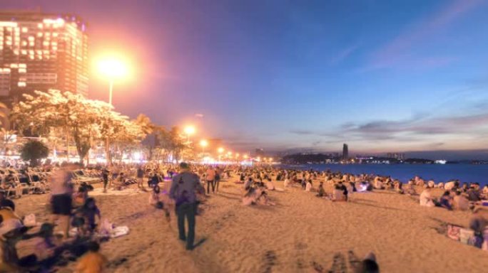 日落黄昏时分，拥挤的人们在芭堤雅海滩旅行