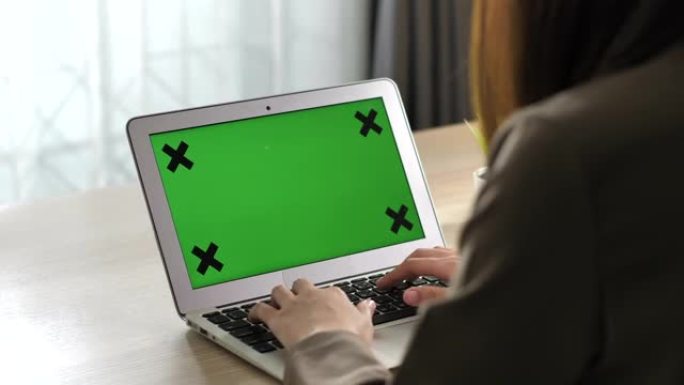 笔记本电脑在家里绿屏