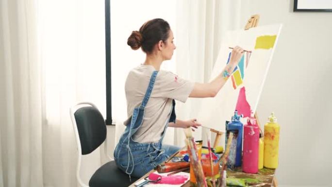 年轻女子喜欢在家画画。