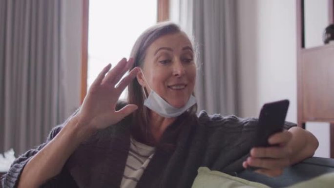 女人在家里的智能手机上进行视频聊天