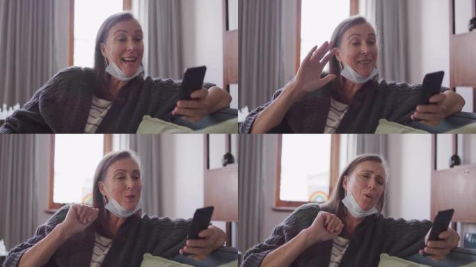 女人在家里的智能手机上进行视频聊天