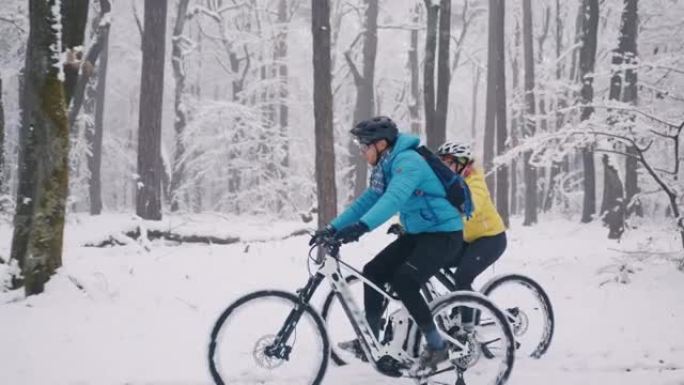 几个有前灯的骑自行车的人在雪地里玩得开心。