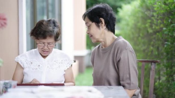 两位高级女性退休有爱好谈论和讨论面料和刺绣