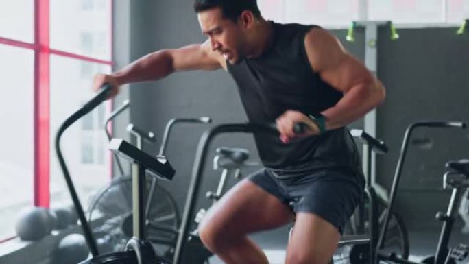 有空气自行车的人，在交叉健身健身房进行有氧运动，在体育俱乐部骑自行车的人。印度铁人三项运动员训练机构