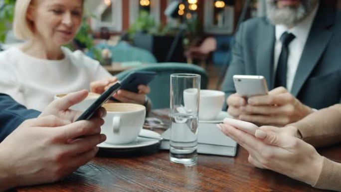 使用智能手机的商人集中在餐厅的设备上