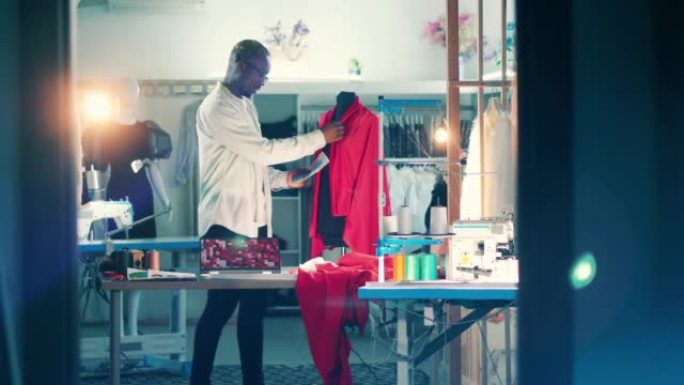 非洲裁缝正在将织物的颜色与光谱进行比较