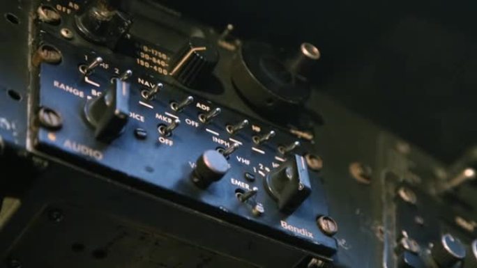一架旧轰炸机驾驶舱内的飞行控制。特写。