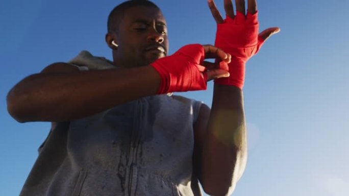 专注的非裔美国人包裹双手，在户外锻炼