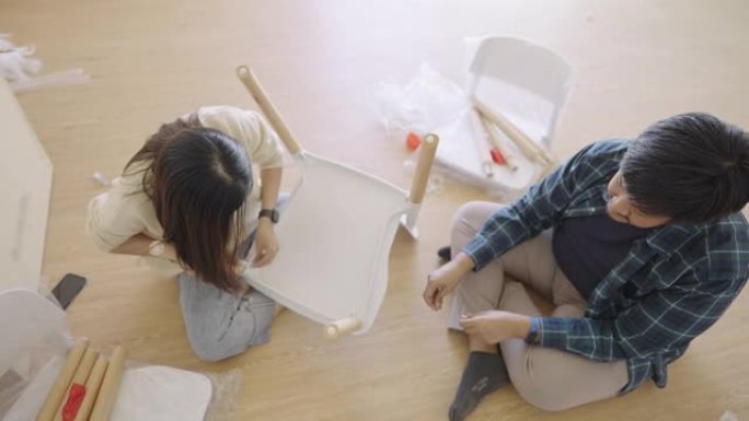 男人在DIY椅子上向女人移交工具