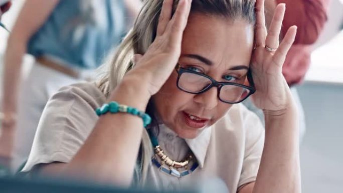 头痛，压力和多任务的商业女性，焦虑，倦怠和集中精力在办公室工作。公司团队经理，老板或高管和人员的问题