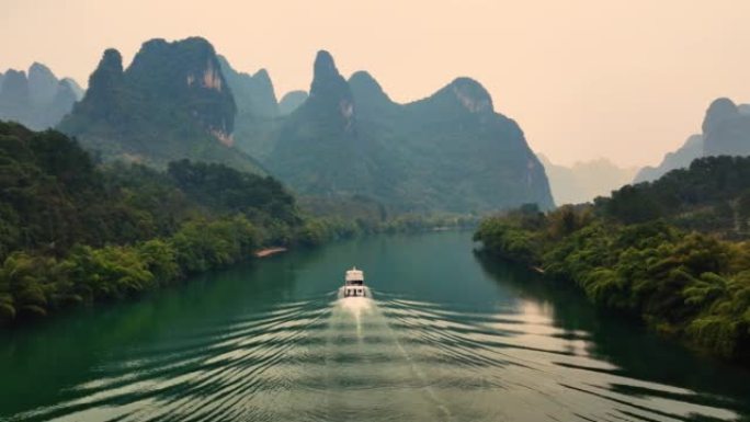 中国桂林江中游船雨林亚热带茂密树林