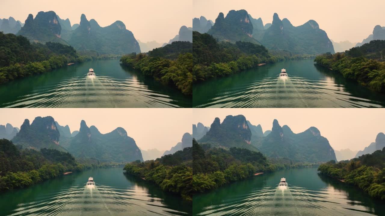 中国桂林江中游船雨林亚热带茂密树林