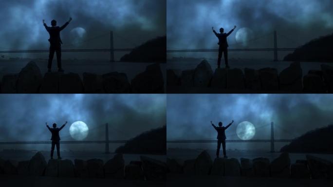 一名男子站在户外，双臂举起，做着胜利的姿势，展示了夜空中成功的生活方式
