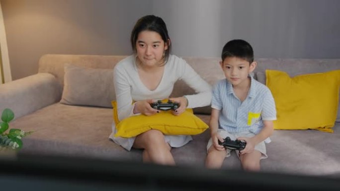 亚洲兄弟姐妹击败了他的妹妹，而与兄弟在家里玩游戏机
