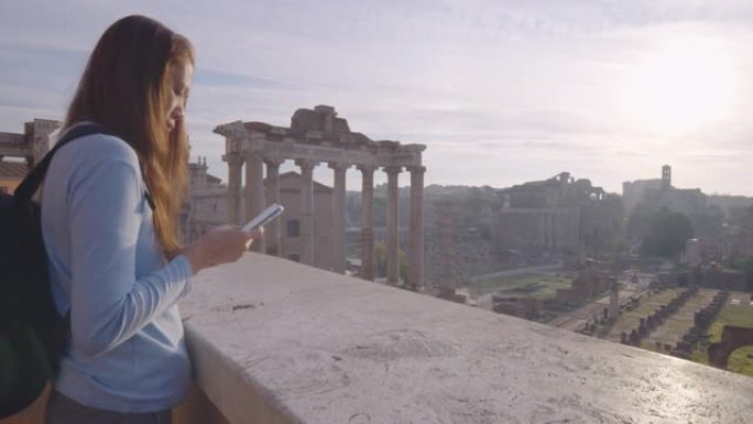 自由快乐旅行者年轻女性使用手机享受旅游假期意大利著名地标在罗马论坛，意大利欧洲。体验旅行与多样性概念