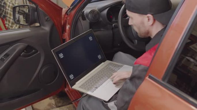 机械师用笔记本电脑对汽车进行诊断测试