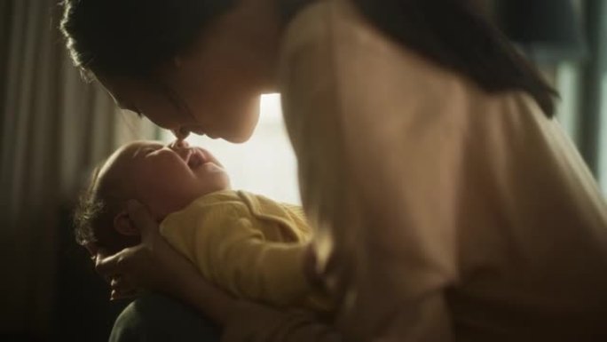 新成为母亲的亚洲女性在家里和她的孩子有特殊的时刻。新母亲和婴儿之间的亲密时刻表现出母爱，温柔和无条件