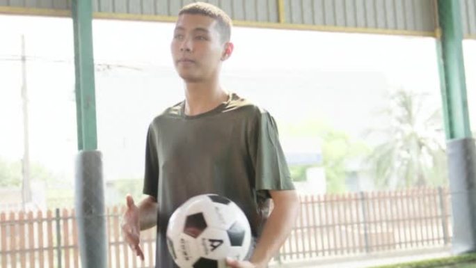肖像: 年轻人踢足球