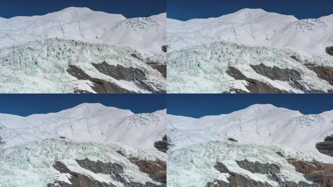 白雪皑皑的山脉和冰川就像奶油冰淇淋