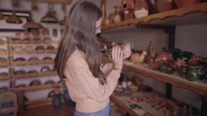 SLO MO年轻少女购买陶器