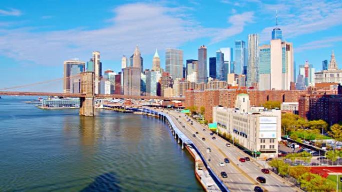 东河、布鲁克林大桥、大城市高速公路、纽约金融中心和自由塔的鸟瞰图。