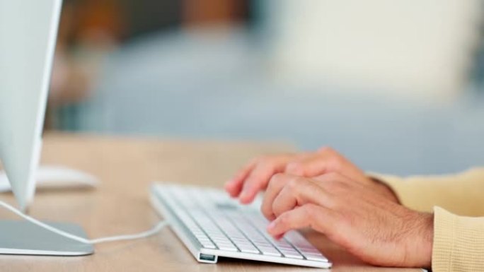营销代理的特写手在电脑键盘上打字，规划商业模式和在线战略。创意营销人员使用技术来创建，设计和发布社交