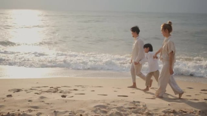 快乐的亚洲家庭在海滩上旅行。