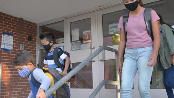 戴着面具的小学生正在离开学校
