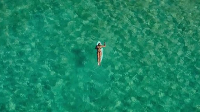 女人冲浪女人冲浪大海游泳