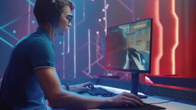 专业电子竞技游戏玩家玩模拟3D第一人称射击视频游戏他的个人电脑。网络游戏锦标赛/锦标赛。侧弧视图中等
