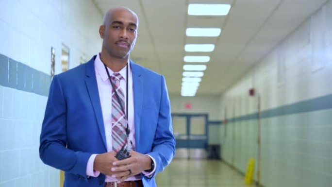 非裔美国教师或校长在学校走廊