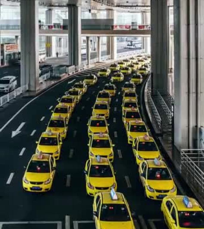 机场出口处繁忙的出租车队列