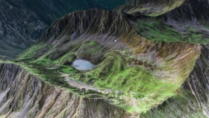 湖泊嵌在郁克草原的山谷中