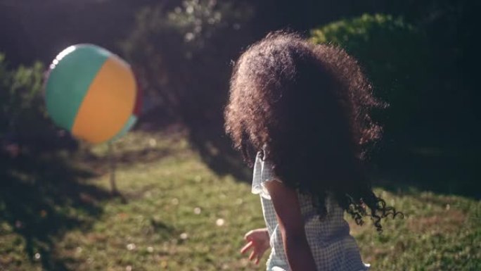 小女孩在花园里奔跑，玩炸球