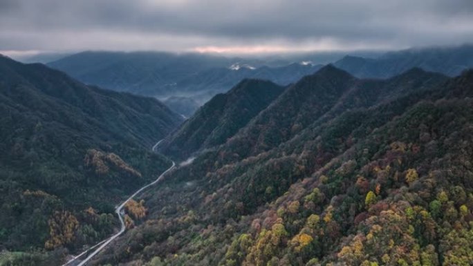 日出丛林峡谷高山峰山脉连绵翻滚