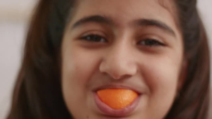 橙色脸颊微笑的女孩看着相机