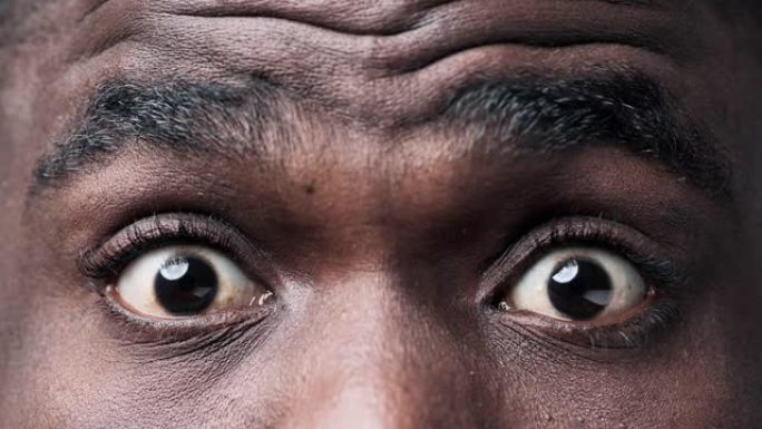 非裔美国人在特写镜头中凝视着相机。眼睑下有睫毛的虹膜和瞳孔的宏观图像。抽象黑人户外角膜和视网膜或隐形