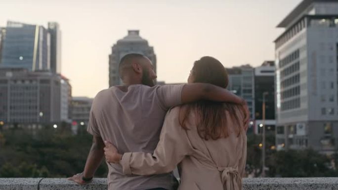 一对年轻夫妇在城市屋顶上的4k录像