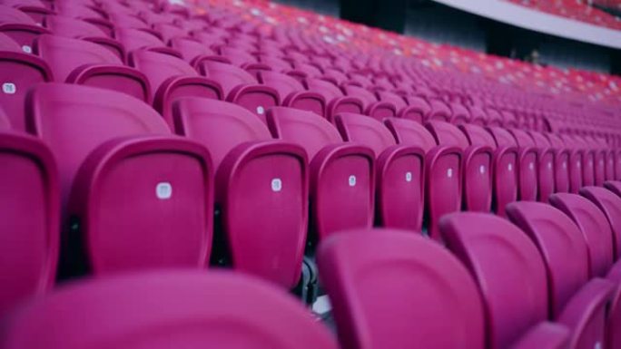 体育场座位空体育场内的红色体育场椅子观众