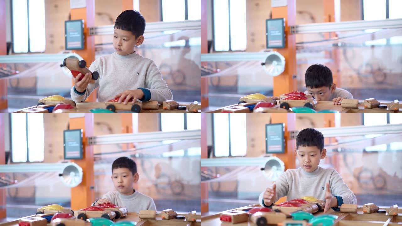 亚洲男孩玩木车儿童教育关爱儿童成长未成年