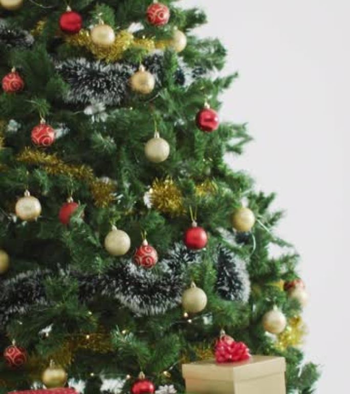 圣诞树的垂直拍摄和白色背景上的多个包裹的礼物