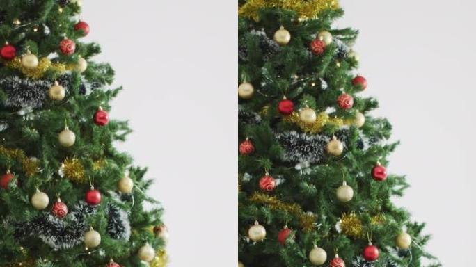 圣诞树的垂直拍摄和白色背景上的多个包裹的礼物