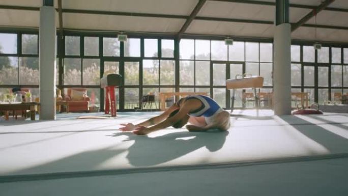 体操锻炼，伸展运动和普拉提地板上的女人，致力于健身和在健身房训练。运动员和体操运动员在职业比赛中开始