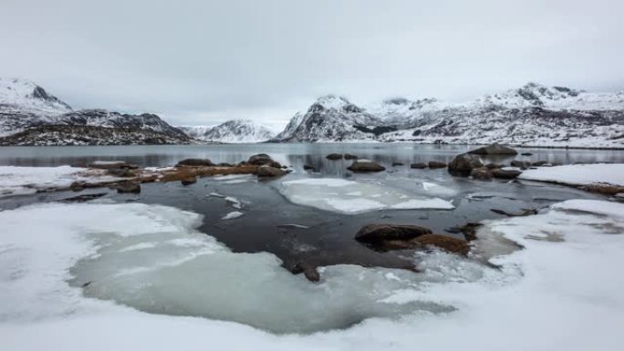 带有冰冷峡湾跟踪镜头的北极景观