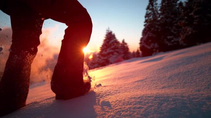 特写: 面目全非的女人在一个阳光明媚的冬日傍晚跑上雪山。