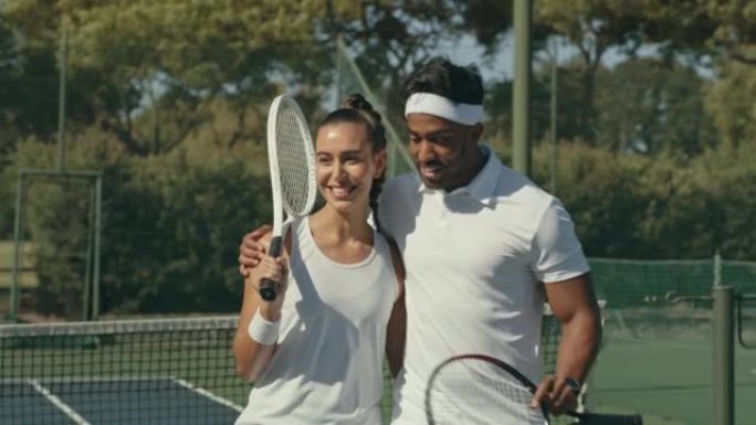 一对年轻夫妇在球场上打网球的4k录像