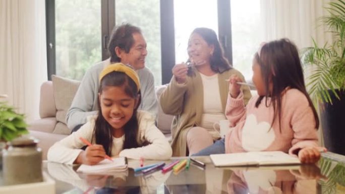 祖父母在家照看孩子时会说话，看着他们的小孙女画一幅画。快乐的女孩在拜访期间做功课并与祖母和祖父建立联